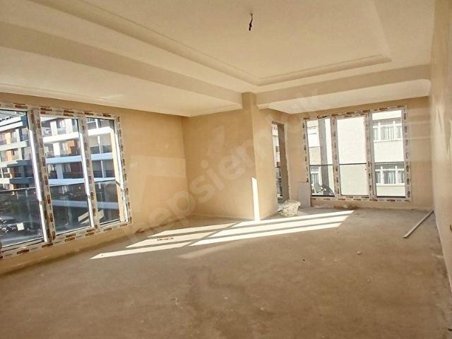 MÜSLÜM EMLAK'TAN 3+1 EBEVYN BANYO MERKEZDE E5 DİBİNDE SIFIR DAİRE