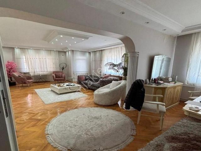 Müslüm Emlaktan D.köşklerde 5+2 300 M2 Satılık Dublex