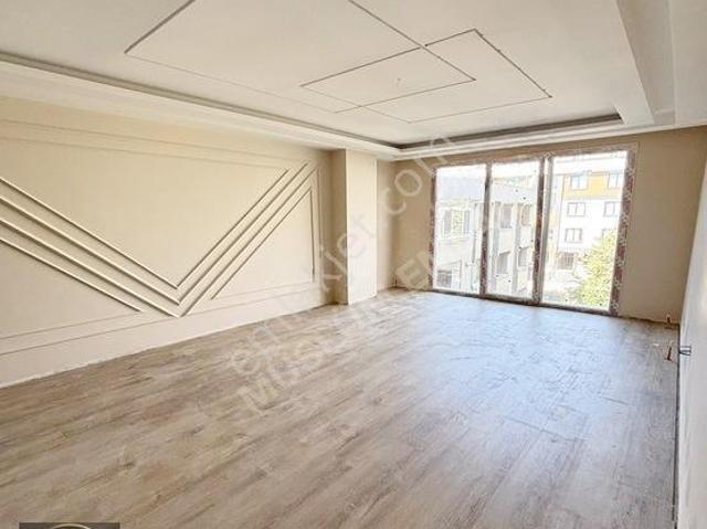 Müslüm Emlaktan Merkezi Konumda Otoparklı 2+1