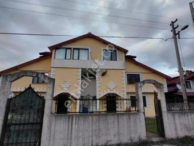Müthiş Konumda Kiralık Triplex Villa