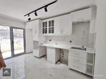 MUTLU MERKEZDE ÖN CEPHE FERAH VE KULLANIŞLI GİRİŞ KAT SIFIR 2+1