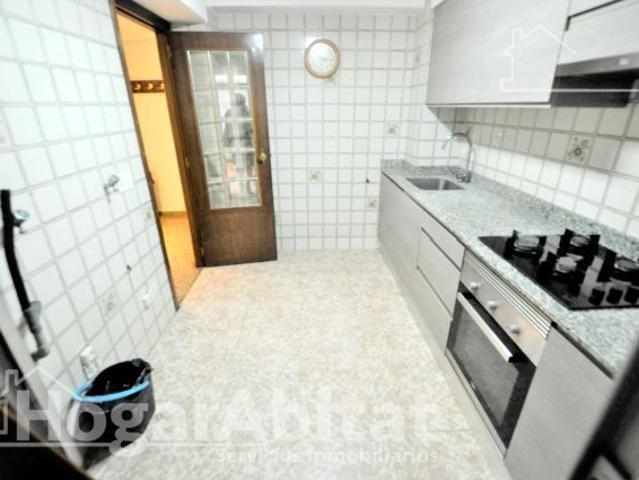 MUY AMPLIO CON 4 DORMITORIOS, TERRAZA Y BALCÓN