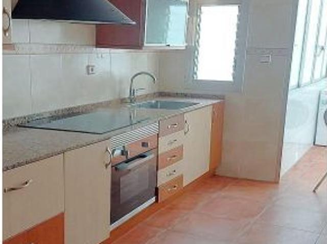 MUY AMPLIO, LUMINOSO Y SEMIREFORMADO CON BALCÓN