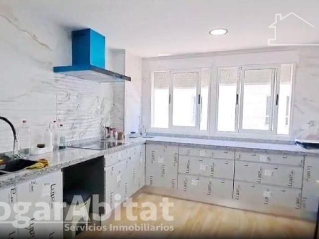 MUY AMPLIO Y REFORMADO JUNTO AL CENTRO DE SALUD
