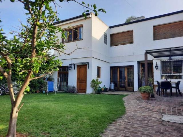 Muy linda casa en Alquiler Victoria cerca de Libertador, 3 dormitorios, dependencia, gran jardín