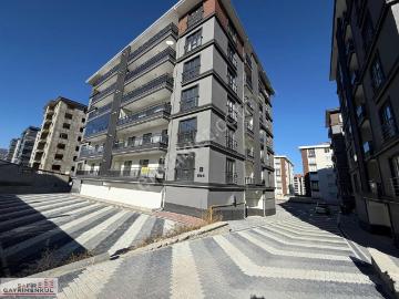 Muzaffer Türkeş Mahallesinde Site İçerisinde 3+1 Satılık Daire