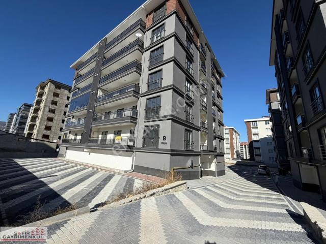 Muzaffer Türkeş Mahallesinde Site İçerisinde 3+1 Satılık Daire