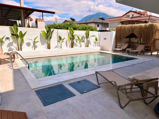 Mykonut'tan Babataşı 4+1 Kiralık Villa Isıtmalı Havuz Eşyalı