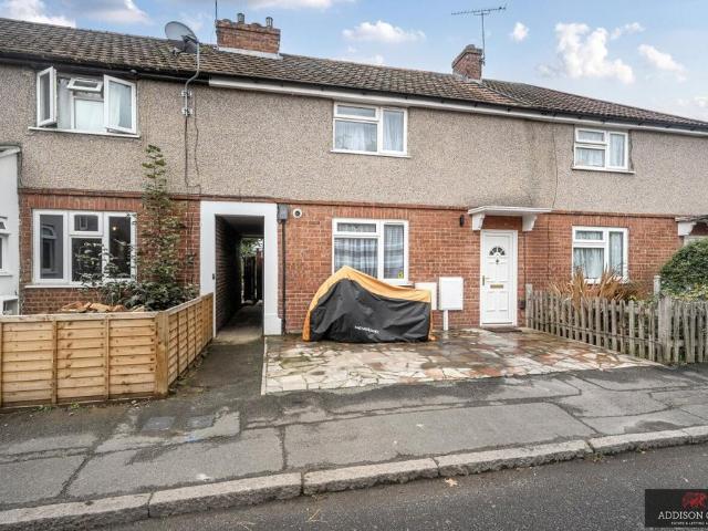 Myrtle Crescent, Slough, Berkshire, SL2 3 bed terraced house to rent £1,900 pcm £438 pw