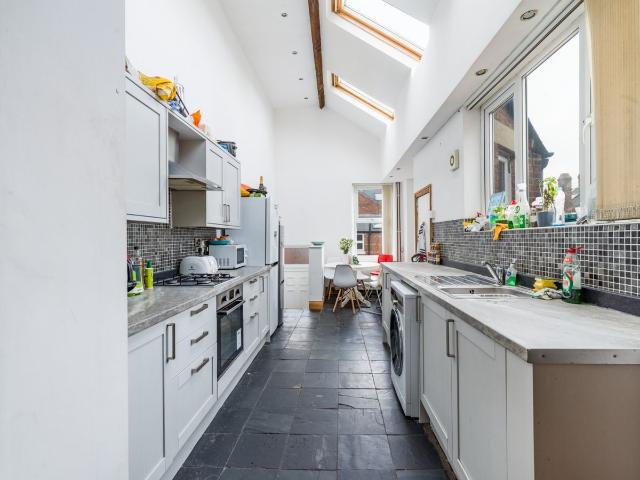 Myrtle Grove, Jesmond, Newcastle Upon Tyne NE2, 6 bed maisonette to rent, £4,160 pcm | PrimeLocation