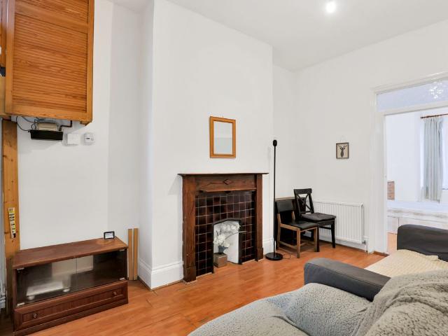 Mysore Road, Clapham Common SW11, 3 bed flat to rent, £3,000 pcm | PrimeLocation