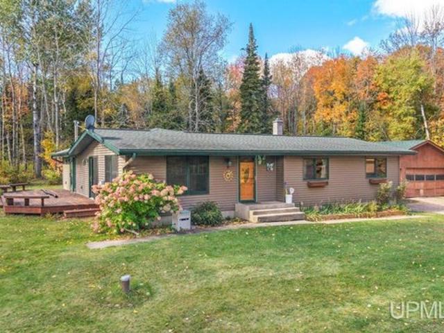 N3239 Woodland Dr, Iron Mountain, MI 49801