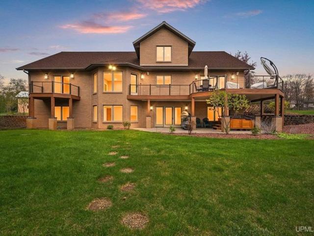 N3780 S Grand Oak Dr, Iron Mountain, MI 49801