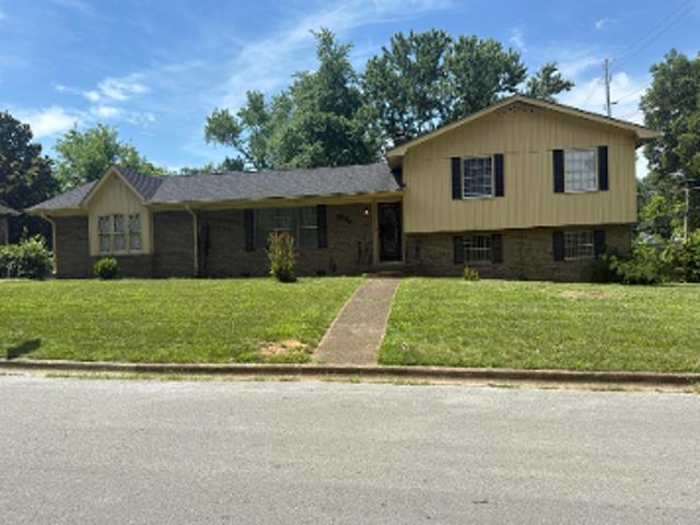 N Moore Ln