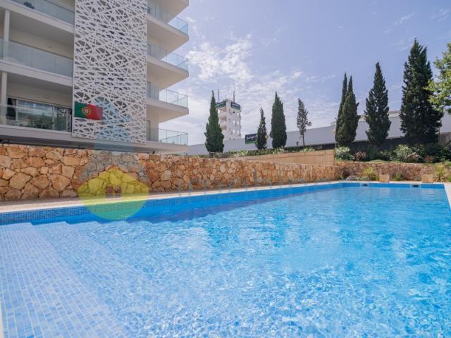 NÃO PERCA ESTA GRANDE OPORTUNIDADE! APARTAMENTO t1 MODERNO NOVO CONSTRUIDO EM 2026 DE GRANDES DIMENSÕES COM 86 m2, PISCINA, LUGAR DE ESTACIONAMENTO PRIVATIVO, ARRECADAÇÃO, AMPLAS VARANDAS, PAINÉIS SOLARES, MUITO BEM LOCALIZADO PRÓXIMO DE TODAS AS COMODIDADES E SERVIÇOS E A POUCOS MINUTOS DAS PRAIAS!