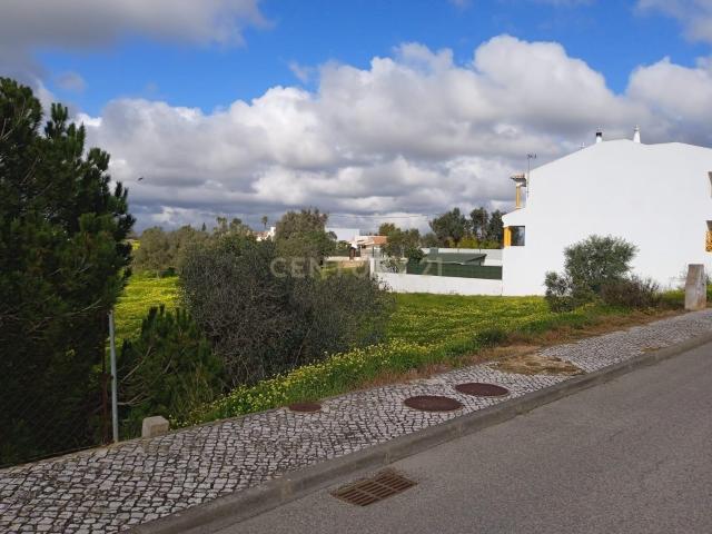 NÃO PERCA ESTA GRANDE OPORTUNIDADE! TERRENO URBANO COM PROJECTO APROVADO PARA A CONSTRUÇÃO DE UMA MORADIA V4 COM VISTA MAR, 3 PISOS, LOGRADOURO E PISCINA MUITO BEM LOCALIZADO EM ZONA PRESTIGIADA BEMPOSTA ALVOR!