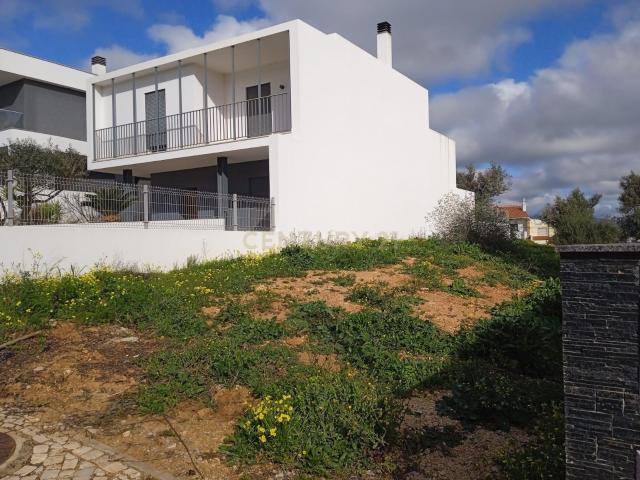 NÃO PERCA ESTA GRANDE OPORTUNIDADE! TERRENO URBANO COM PROJECTO APROVADO PARA A CONSTRUÇÃO DE UMA MORADIA V4 COM DOIS PISOS, LOGRADOURO E PISCINA MUITO BEM LOCALIZADO EM ZONA PRESTIGIADA SESMARIAS ALVOR!