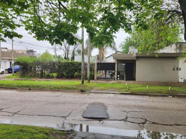 n Alquiler | Hermosa Casa en Alquiler con 1 Dormitorio y Parque en Moreno Lado Sur sobre calle Catamarca esquina Yrigoyen