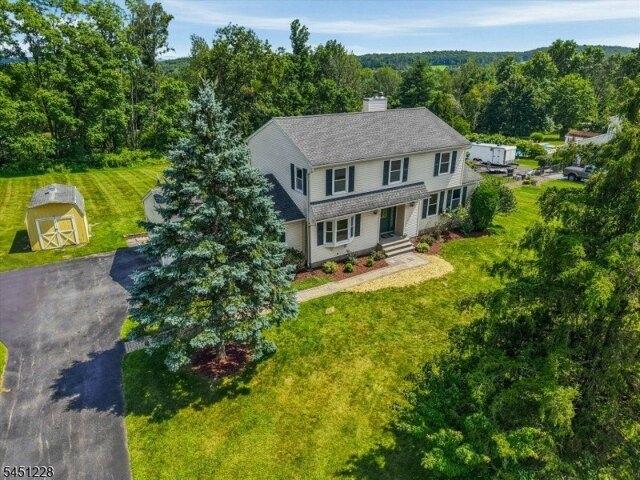 N Field Dr, Wantage Township, Home For Sale