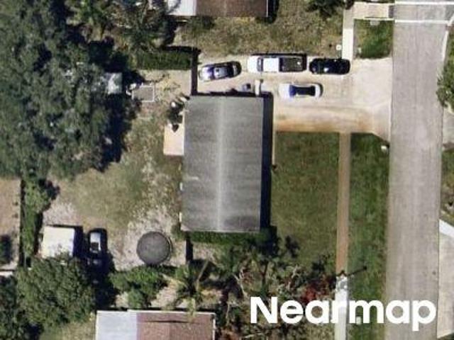 N Perry Ave