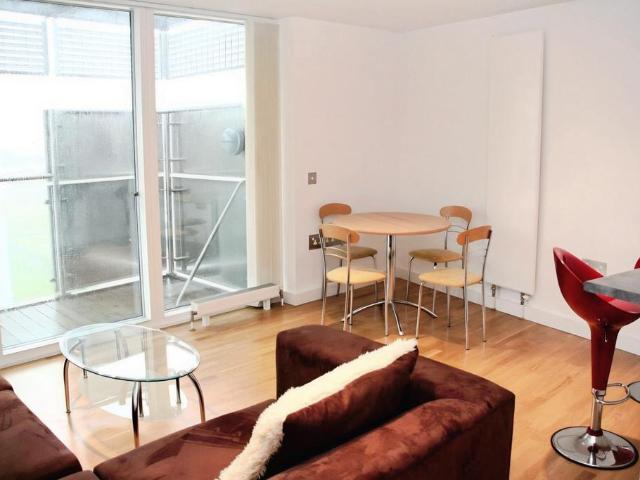 N V Building, 98 The Quays, Salford. 1 bed apartment to rent £1,150 pcm £265 pw