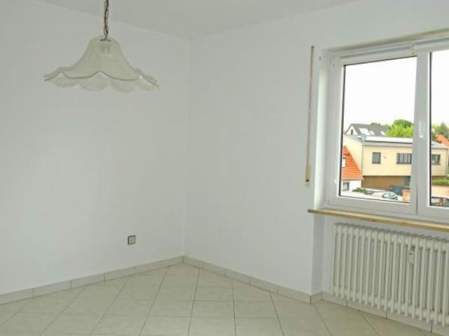 N Werderau: Schöne 3 Zi Whg. im 1.OG eines 3 FH, großer Balkon, Blick ins Grüne, Garage, 2 Keller