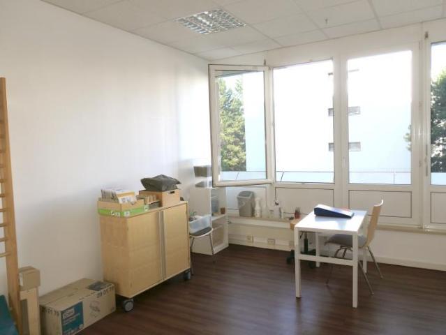 N Wetzendorf: Praxisfläche mit ca. 182 m² 6 9 Räume 1.OG in kleinem Einkaufszentrum