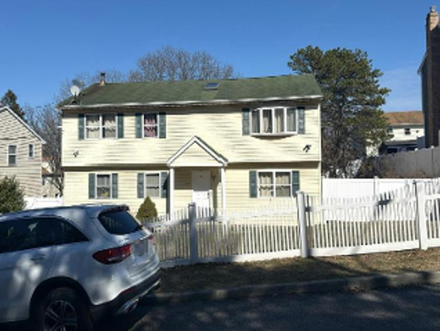 N 28th St