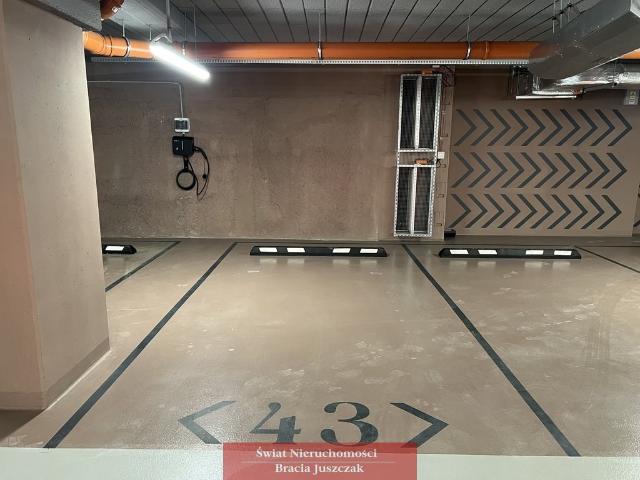 Na wynajem miejsce postojowe w garażu podziemnym 12,5 m² we Wrocławiu