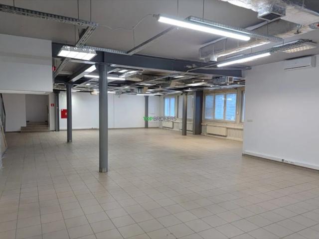 Na wynajem hala magazynowa 556 m² z biurami i parkingiem