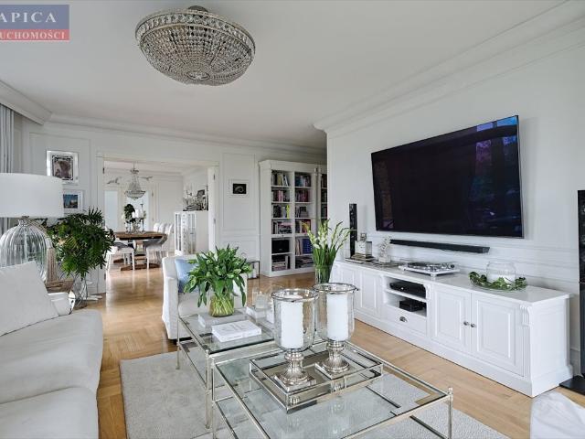 Na wynajem luksusowy apartament 182 m² z tarasem i dwoma miejscami parkingowymi