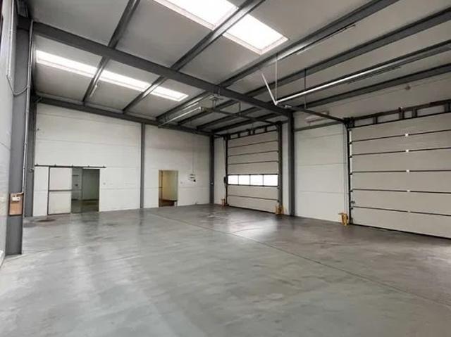 Na wynajem przestronny obiekt 225 m² z magazynem i biurem