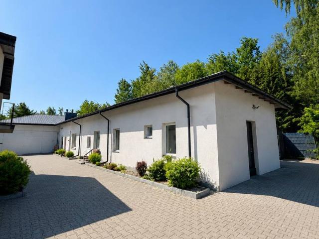 Na wynajem przestronny obiekt magazynowo usługowy 200 m² w Nadarzynie