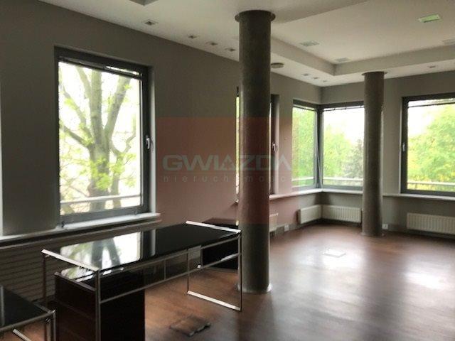 Na wynajem przestronny budynek biurowy 908 m² w Warszawie