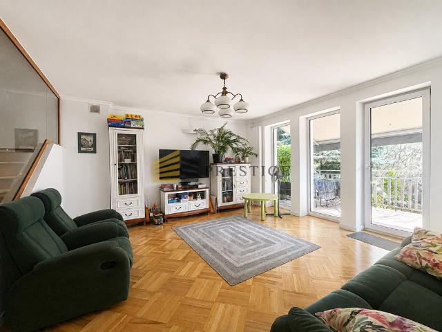 Na wynajem przestronny dom 240 m² z 8 pokojami w Warszawie