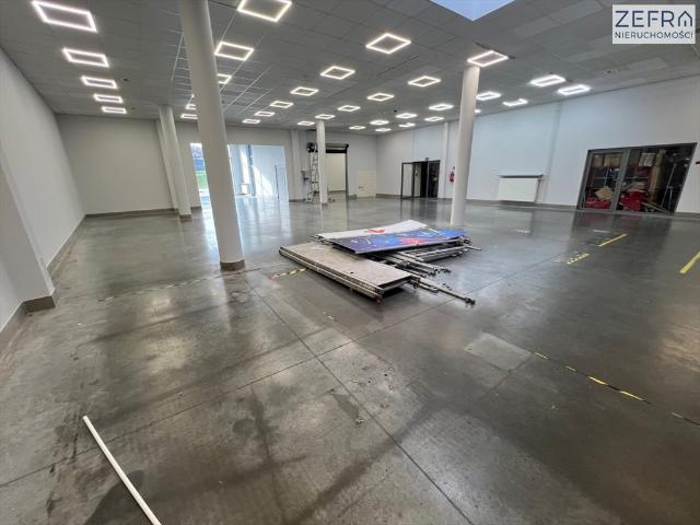 Na wynajem przestronny lokal 373 m² z witrynami w Modlnicy