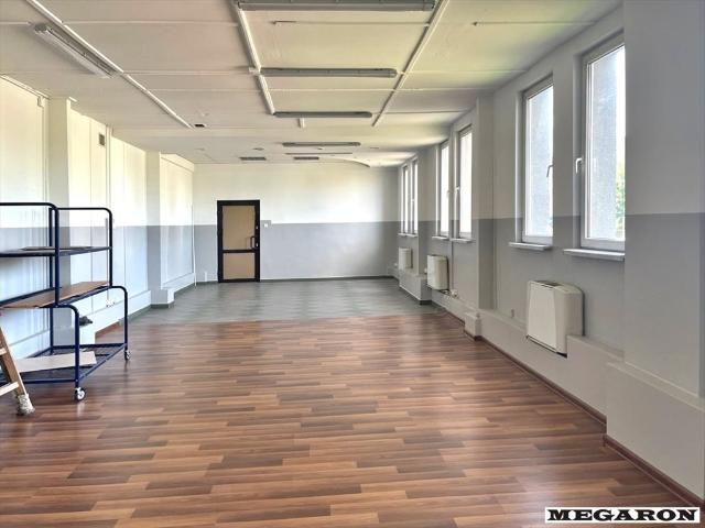 Na wynajem przestronny lokal 55 m² z dużymi oknami i klimatyzacją