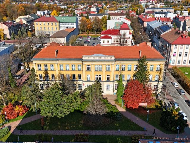 Na wynajem przestronne biuro 373 m² w Tarnowie