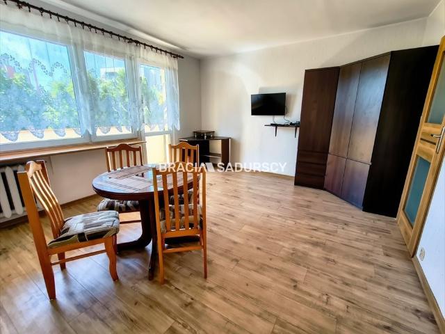 Na wynajem przestronne 2 pokojowe mieszkanie 50,5 m² z dużym balkonem i prywatnym parkingiem