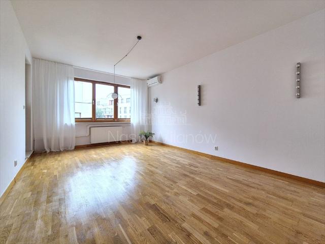 Na wynajem przestronne 82 m² mieszkanie w Wilanowie z parkingiem