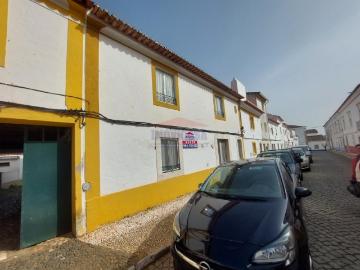 Na Zona histórica de Vila Viçosa, Imóvel composto de r/chão, 1º andar e sótão com logradouro e terraço