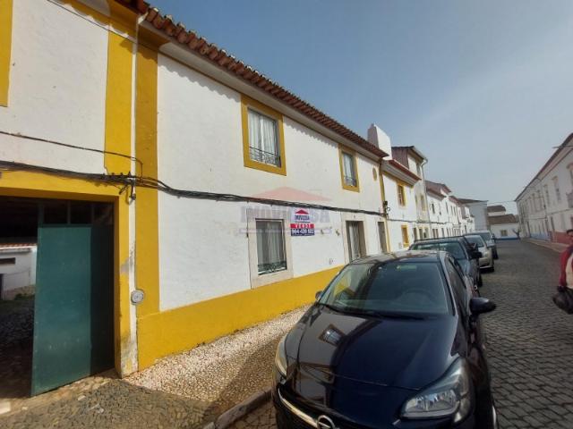 Na Zona histórica de Vila Viçosa, Imóvel composto de r/chão, 1º andar e sótão com logradouro e terraço
