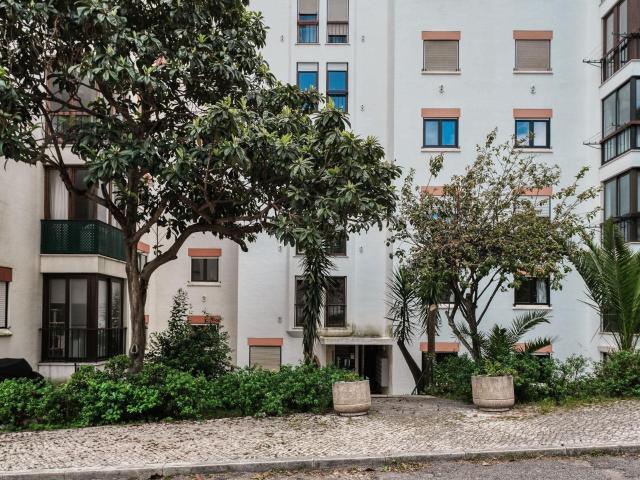 Na Avenida de Biarritz, no Monte Estoril, este T2 com 68 m2. 68m² Cascais e Estoril