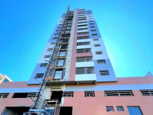 Na praça da Avenida Ubatuba de Farias, a poucos passos do mar. Apartamento com dois quartos, box pri