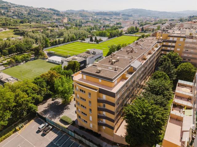 Na Rua Antero Henriques da Silva, em Guimarães, esta penthou. 414m² Abação e Gémeos