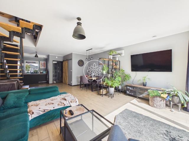 Na sprzedaż nowoczesny dom szeregowy 93 m² z ogródkiem w Jagodowie