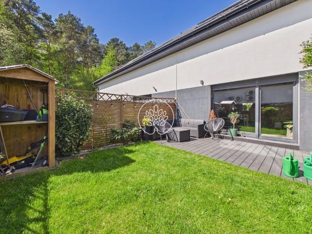 Na sprzedaż nowoczesny dom szeregowy 93 m² z ogródkiem w Jagodowie