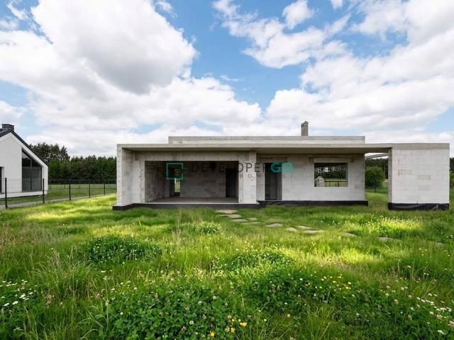 Na sprzedaż nowoczesny dom 164 m² w Komorowie z dużymi przeszkleniami