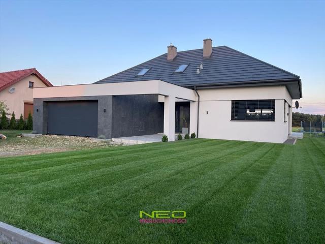 Na sprzedaż nowoczesny dom 270 m² z dużym tarasem w Piła Druga
