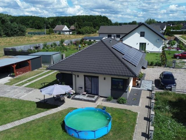 Na sprzedaż nowoczesny dom 74 m² z niezależnym budynkiem w Deszcznie